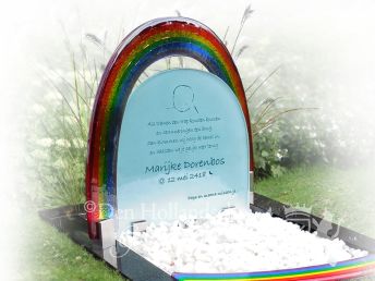 Kindermonument met glazen regenboog