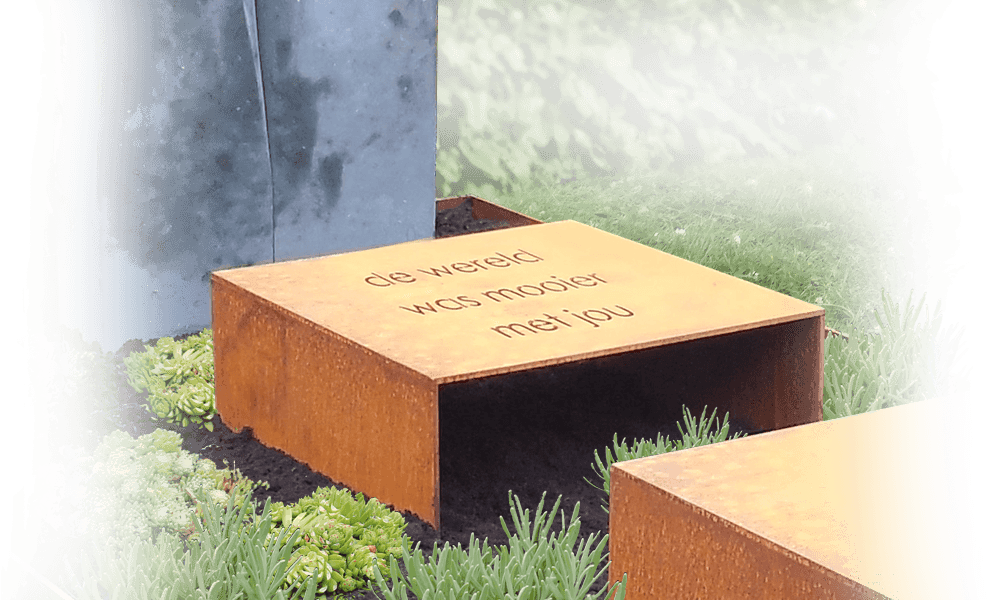 urnengraf cortenstaal met natuursteen zuil