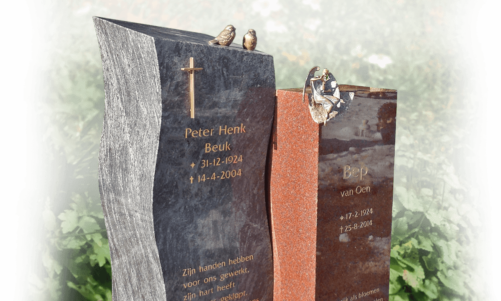 urnengraf natuursteen zuilen met bronzen grafaccessoires