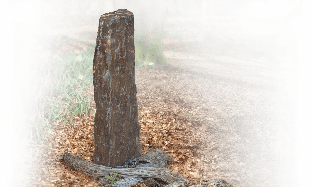 grafsteen natuurbegraafplaats grafzuil van ruw natuursteen