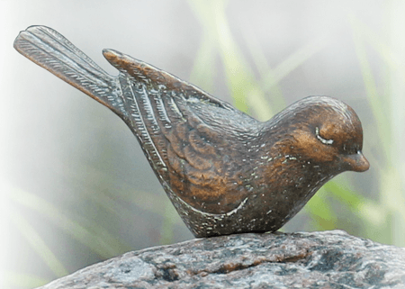 gedenkbeelden en symbolen vogel op grafsteen