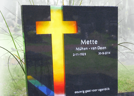 kruis glasfusing natuursteen op grafsteen