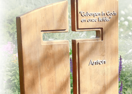 kruis in hout op grafsteen