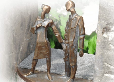 grafbeelden brons man en vrouw