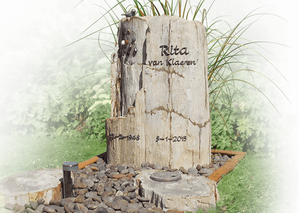 staande grafsteen natuurlijk met versteend hout en cortenstalen grafomranding