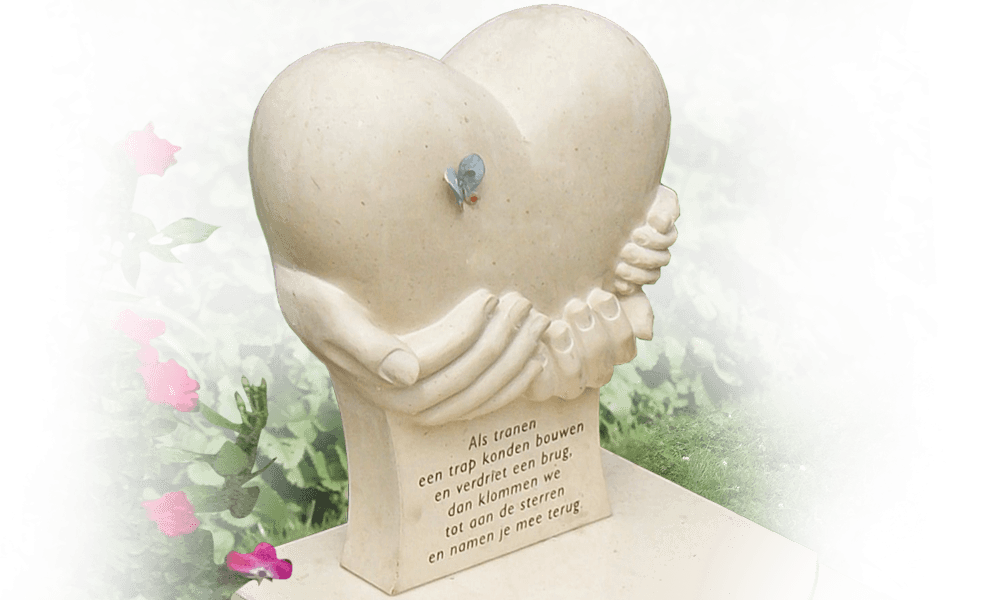lichte en witte grafstenen hart ondersteund door handen van natuursteen