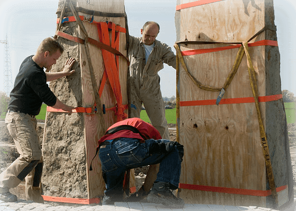 Oorlogsmonumenten Nijmegen de oversteek plaatsing gedenkzuilen