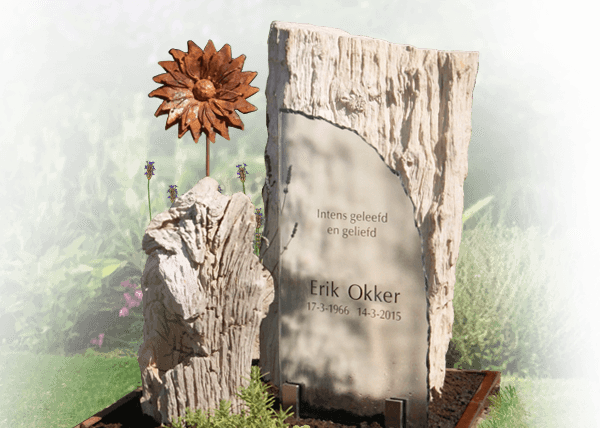 persoonlijke grafmonumenten versteend hout met cortenstaal bloemen