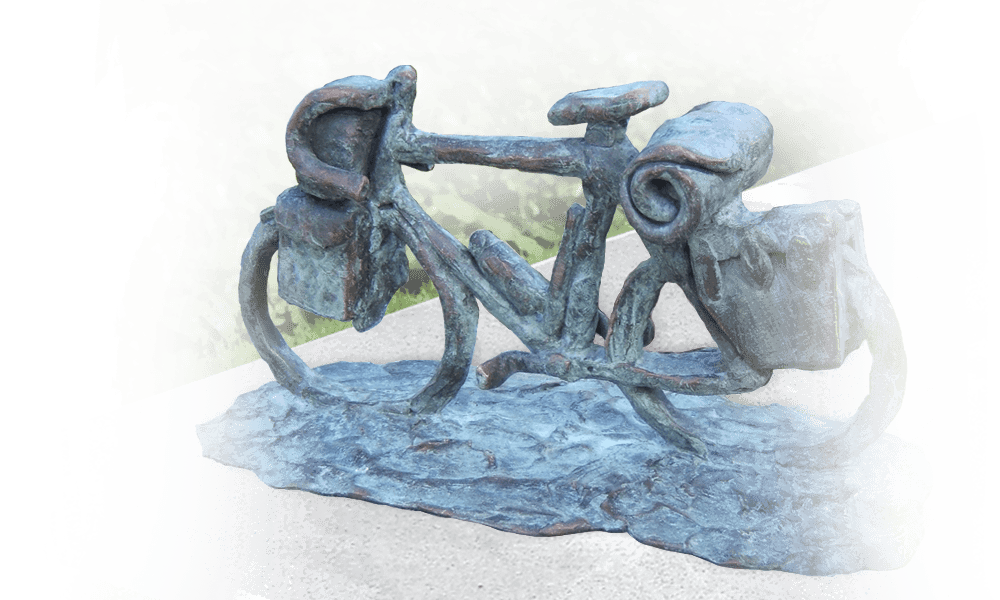 gedenkbeelden en symbolen persoonlijk fiets brons op grafsteen