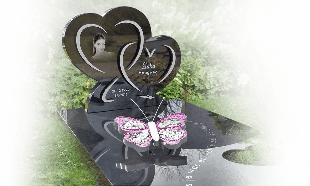 grafdecoratie glas bloemen op glazen letterplaat