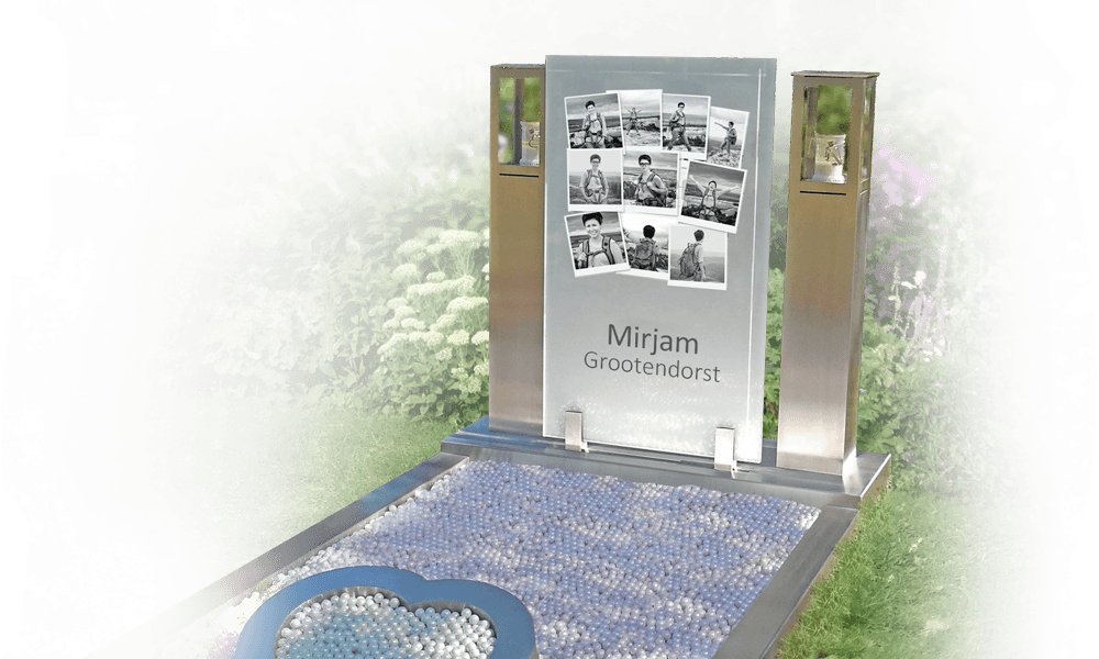 moderne grafsteen foto collage tussen rvs zuilen met graflantaarn