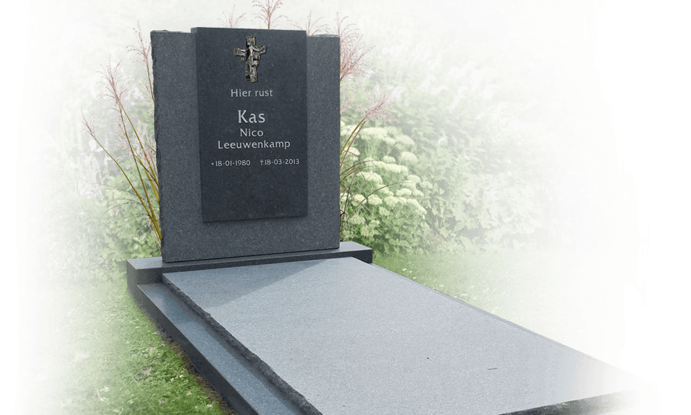 grafsteen met kruis op gedenkplaat