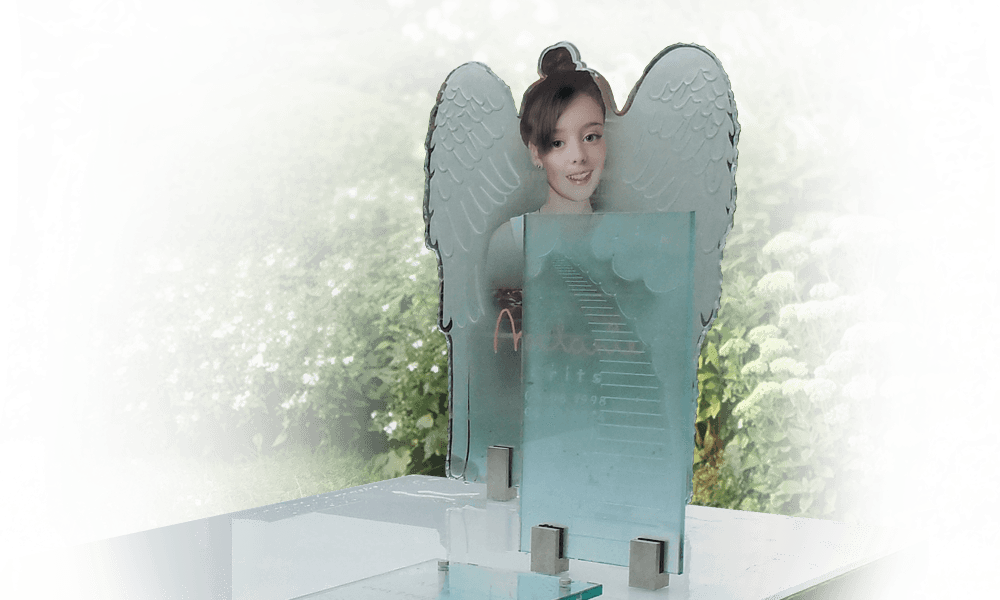 engel in glas grafsteen persoonlijk ontworpen