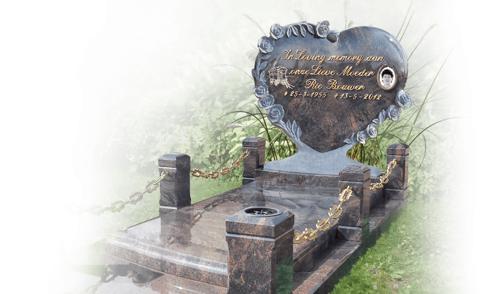 gedenkbeelden en symbolen hartje woonwagen en bloemen op grafsteen