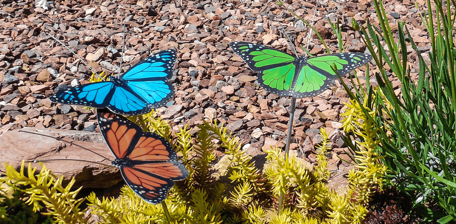 inspiratietuin grafmonumenten aluminium vlinders rood blauw groen