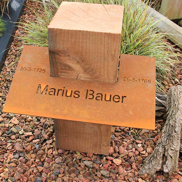 tijdelijk grafmonument natuursteen en glas HELDER