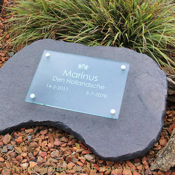 tijdelijk grafmonument natuursteen en glas HELDER