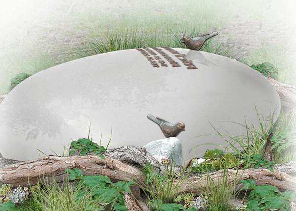 memory stone natuurbegraafplaats bronzen letters vogeltjes