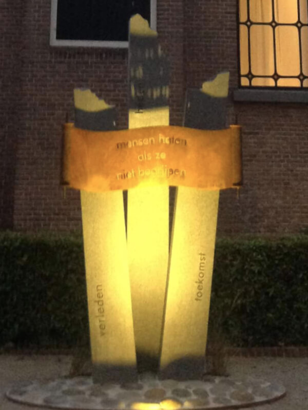 Joods monument Culemborg met verlichting in de avond