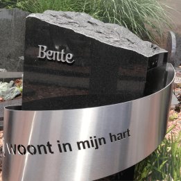 inspiratietuin grafmonumenten rvs band rond lettersteen