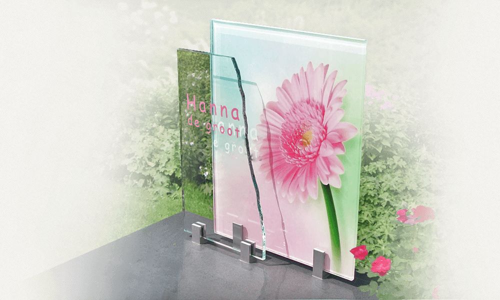 glazen grafmonumenten afbeelding bloem op letterplaat