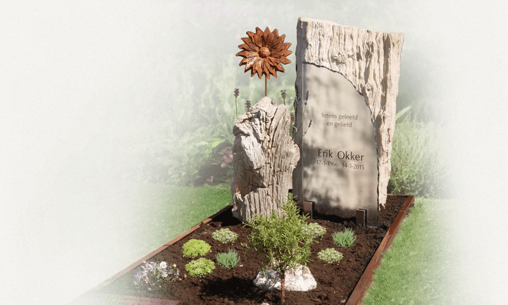 cortenstaal grafmonument bloem op versteend hout