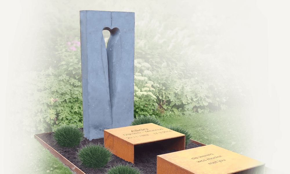 grafmonument cortenstaal met natuursteen zuil met hartje