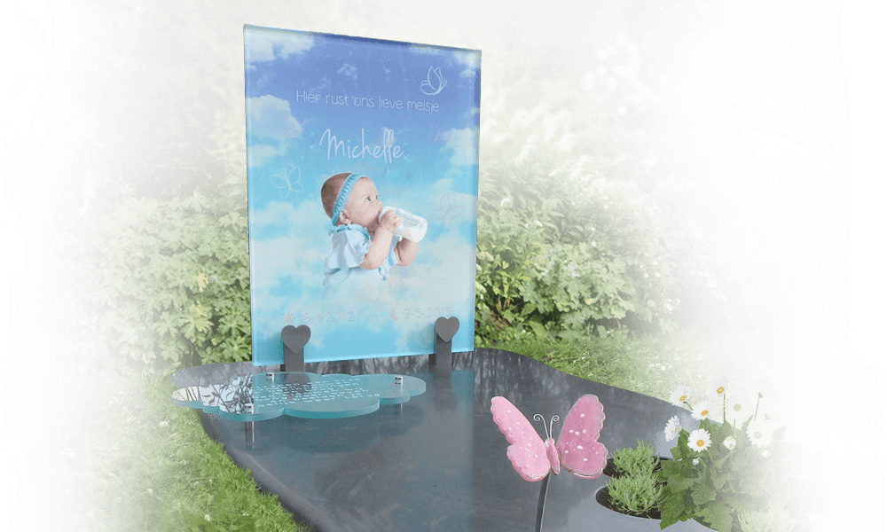 foto op kindergraf meisje in wolken