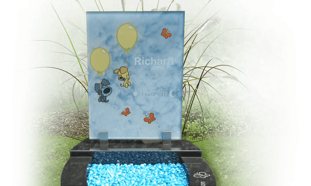 kindermonument glas letterplaat met afbeeldingen
