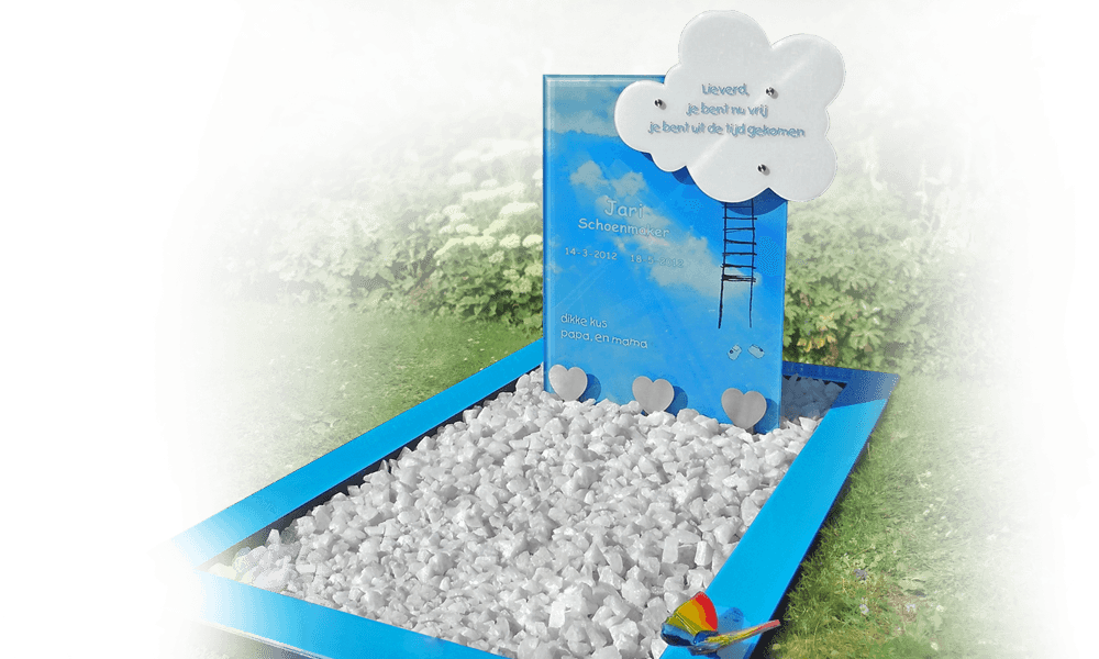 kindermonument glas wolk op letterplaat