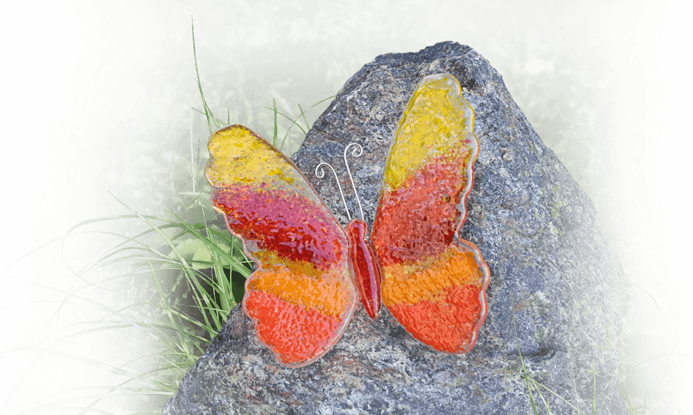 kindermonument natuurlijk zwerfkei met gekleurde vlinder glasfusing