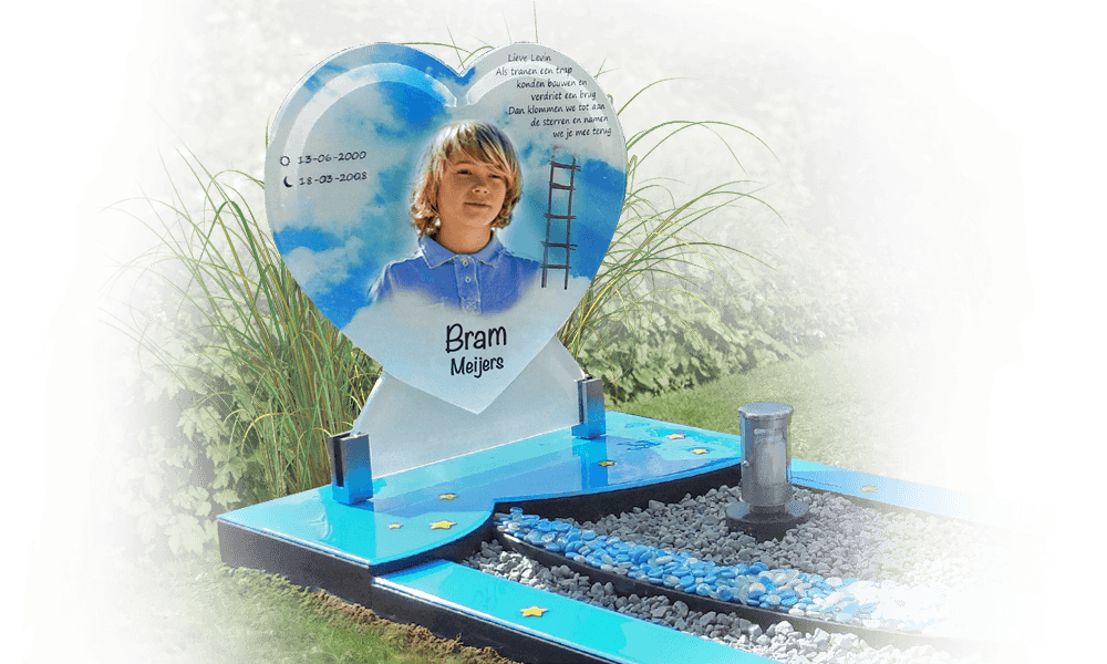 kindermonument natuursteen glazen hart met foto