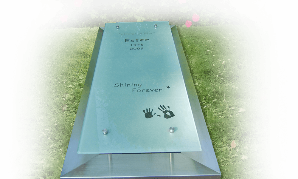 kindermonument rvs vlinder en belettering