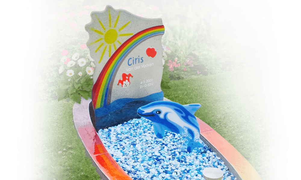 kindergraf beelden figuren dolfijn en glazen letterplaat met regenboog