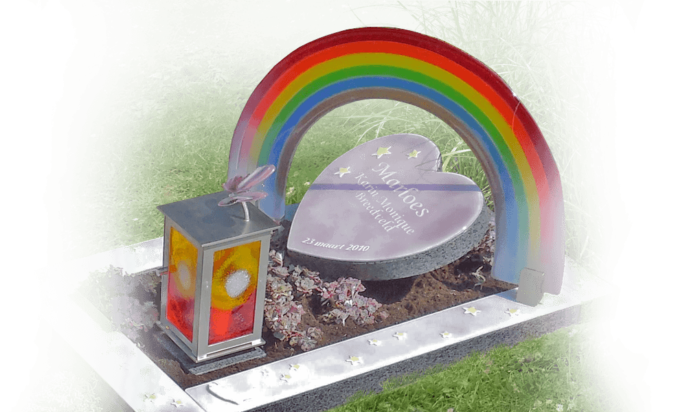 kindergraf monument symbolen betekenis glazen regenboog en hartje