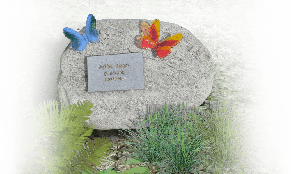 kindergrafmonument belettering bronzen naamplaatje