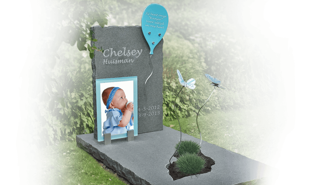 persoonlijk kindermonument babygraf met foto en glazen ballon