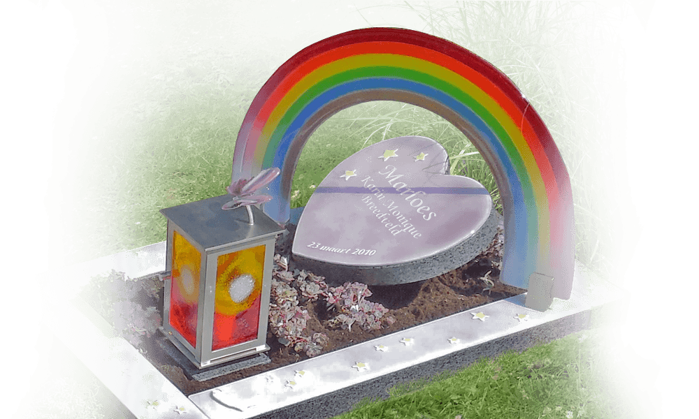 persoonlijk kindermonument glazen regenboog en hartje