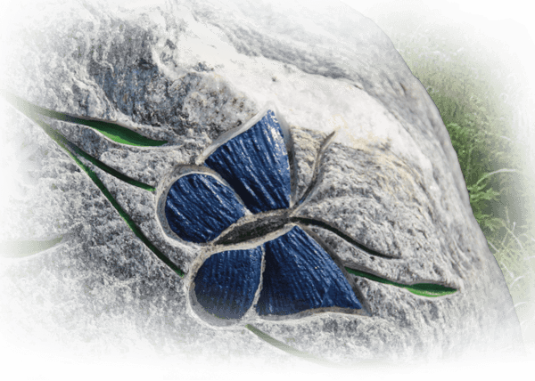 kindergraf decoratie natuursteen vlinder gezandstraald ingeschilderd op zwerfkei