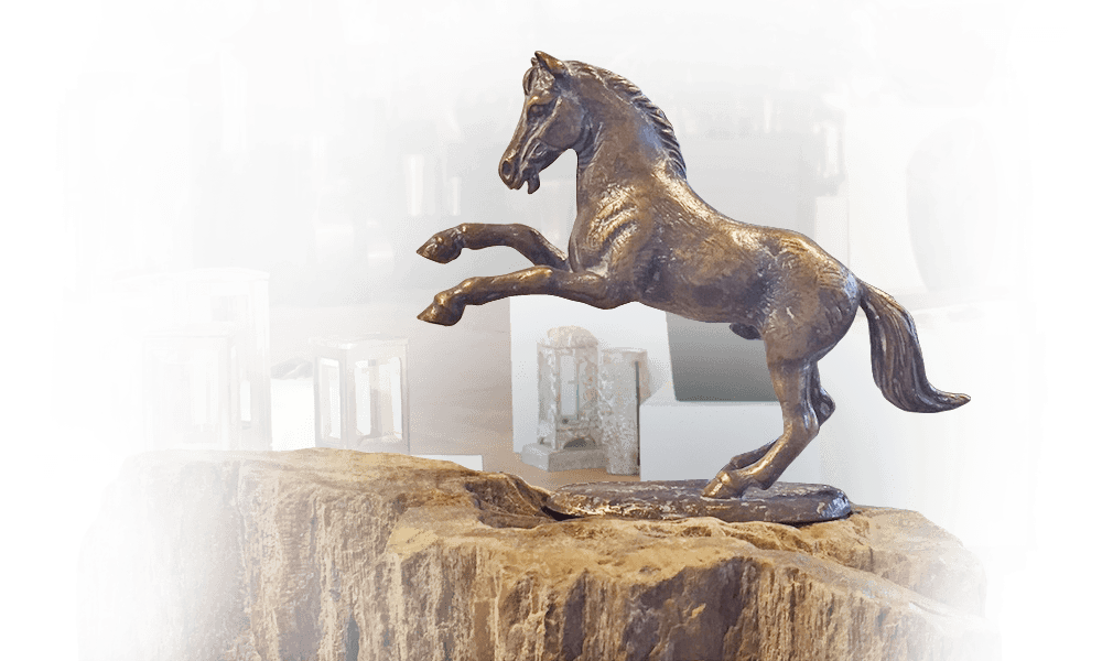 kindergraf decoraties brons paard hengst op versteend hout