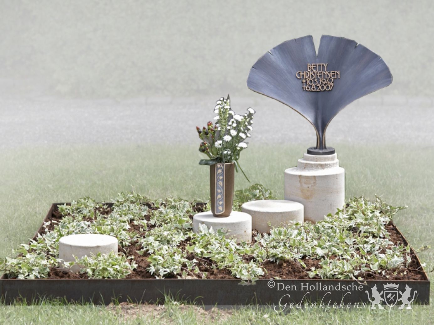Grafmonument met bronzen ornament foto 1