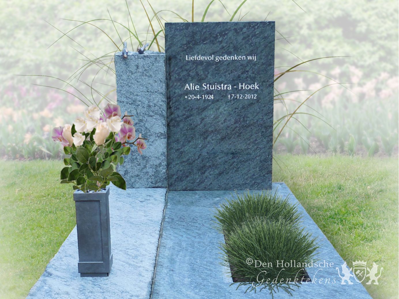 Ingetogen gedenkteken van blauw natuursteen foto 1
