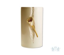Beige keramische urn met lelie