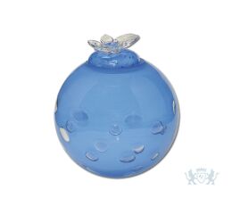 Blauwe glazen urn met vlinder