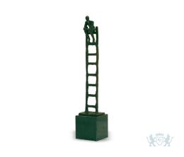 Bronze mini urn mens op ladder groen