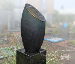 Bronzen urn op zuil