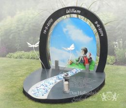 Compact kindermonument met tekening op glas