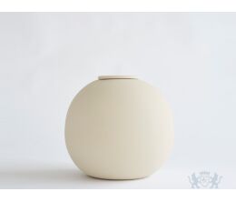 DIONA – handgemaakte eco urn in zacht beige engobe