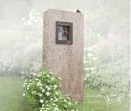 Urnmonument natuursteen met bronzen ornament