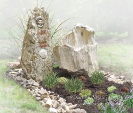 Gedenkteken met losse stenen en versteend hout